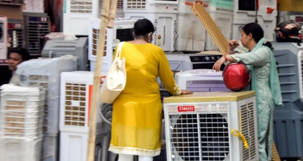 ഉഷ്ണതരംഗത്തിൽ വെന്തുരുകി ഡൽഹി; താപനില 40 ഡിഗ്രി കടന്നു, ഉത്തരേന്ത്യയിൽ ഉടൻ ആശ്വാസ മഴയ്ക്ക് സാധ്യത