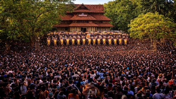 തൃശൂരിൽ പൂരാവേശം വാനോളം; വടക്കുന്നാഥ സന്നിധിയിലേക്ക് ഘടകപൂരങ്ങളുടെ പ്രവാഹം