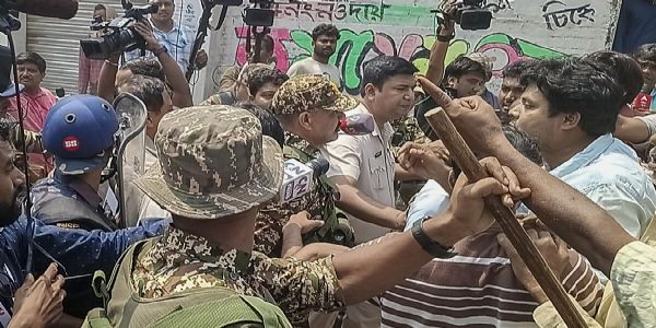 ബംഗാളിൽ തെരഞ്ഞെടുപ്പ് ഭീതി: തൃണമൂൽ പ്രവർത്തകന്റെ വീട്ടിൽ നിന്ന് 100 ബോംബുകൾ പിടികൂടി; ഭാംഗറിൽ കനത്ത ജാഗ്രത