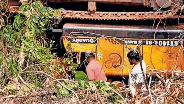 താമരശ്ശേരി ചുരത്തിൽ മറിഞ്ഞ മണ്ണുമാന്തി യന്ത്രം ഉയർത്താനായില്ല; പ്രതിസന്ധിയായി സ്ഥലപരിമിതി, ദൗത്യം ഉപേക്ഷിച്ചു