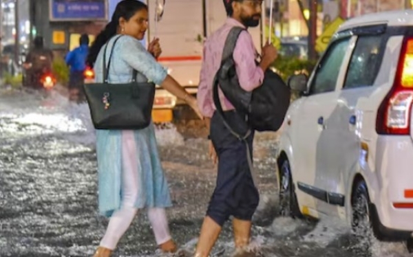 കേരളത്തിൽ മഴ കനക്കുന്നു: അഞ്ച് ജില്ലകളിൽ ഓറഞ്ച് അലേർട്ട്, അതീവ ജാഗ്രതാ നിർദ്ദേശം