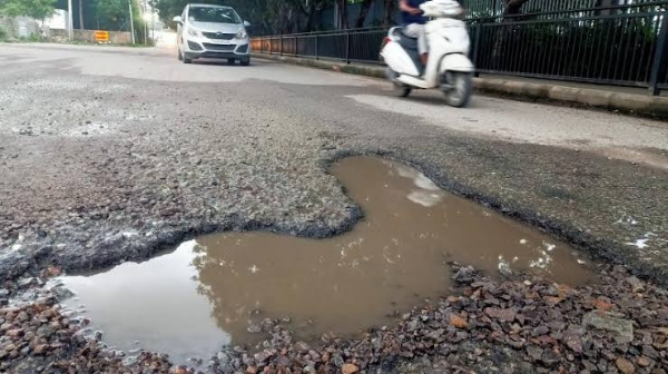 റോഡ് തകർന്നു