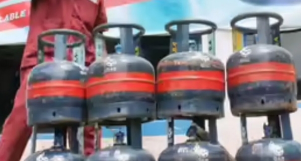 അതിഥി തൊഴിലാളികൾക്ക് ആശ്വാസം: 5 കിലോ എൽപിജി സിലിണ്ടറുകളുടെ വിഹിതം കേന്ദ്രം ഇരട്ടിയാക്കി അതിഥി തൊഴിലാളികൾക്ക് ആശ്വാസം: 5 കിലോ എൽപിജി സിലിണ്ടറുകളുടെ വിഹിതം കേന്ദ്രം ഇരട്ടിയാക്കി