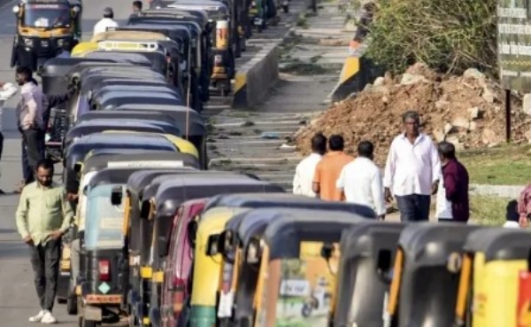 മഹാരാഷ്ട്രയിൽ ഓട്ടോ-ടാക്സി ഡ്രൈവർമാർക്ക് മറാത്തി പരീക്ഷ നിർബന്ധം: പെർമിറ്റ് പരിശോധന കർശനമാക്കി സർക്കാർ