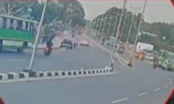 കൊല്ലത്ത് കായിക താരങ്ങളെ കാറിടിച്ചു തെറിപ്പിച്ച സംഭവം: പരിക്കേറ്റ പെൺകുട്ടി വെന്റിലേറ്ററിൽ; ഡ്രൈവർക്കെതിരെ കേസെടുത്തു കൊല്ലത്ത് കായിക താരങ്ങളെ കാറിടിച്ചു തെറിപ്പിച്ച സംഭവം: പരിക്കേറ്റ പെൺകുട്ടി വെന്റിലേറ്ററിൽ; ഡ്രൈവർക്കെതിരെ കേസെടുത്തു