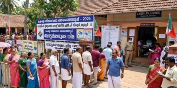 കേരളം വിധിയെഴുതുന്നു: ഉച്ചവരെ 45 ശതമാനത്തിലധികം പോളിങ്; ബൂത്തുകളിൽ വോട്ടർമാരുടെ നീണ്ട നിര