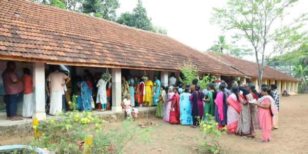 അറുപത് ശതമാനം കടന്ന് കേരളത്തിലെ പോളിങ്ങ്; മൂന്നുമണി വരെ 62.71 ശതമാനം