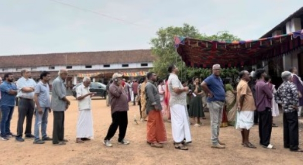 കേരളത്തിൽ വോട്ടെടുപ്പിനിടെ അങ്ങിങ്  അക്രമവും ക്രമക്കേട് ആരോപണങ്ങളും