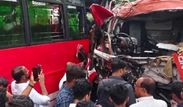 പേരാമ്പ്രയിൽ ബസും ടാങ്കർ ലോറിയും കൂട്ടിയിടിച്ച് അപകടം: രണ്ട് പേരുടെ നില ഗുരുതരം, നിരവധി പേർക്ക് പരിക്ക്