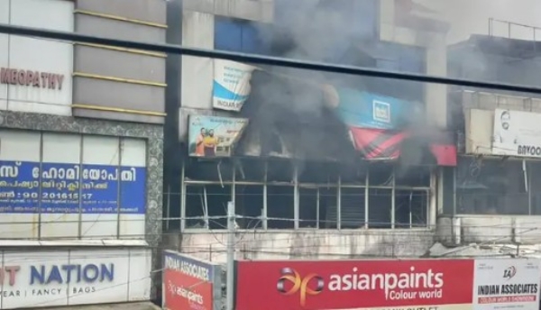 രാമനാട്ടുകരയിൽ വൻ തീപ്പിടിത്തം; പെയിന്റ് ഗോഡൗൺ പൂർണ്ണമായും കത്തിനശിച്ചു, ഒന്നരക്കോടിയുടെ നഷ്ടം