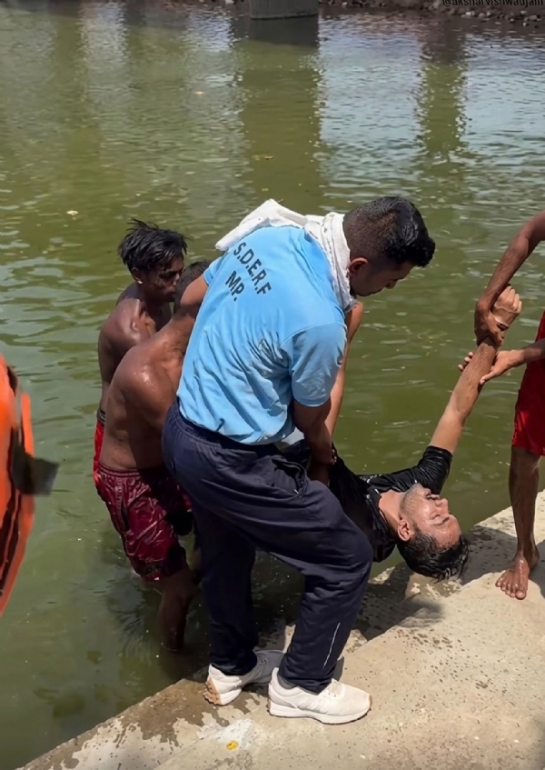 A brother who had come to Ujjain with his sister committed suicide by jumping into the river from Hindi