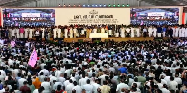 ഇംഗ്ലീഷില് മുരളീധരന്; സഗൗരവം രണ്ടുപേര്; സതീശന് സര്ക്കാരിന്റെ സത്യപ്രതിജ്ഞയിലെ വ്യത്യസ്ത കാഴ്ചകള്