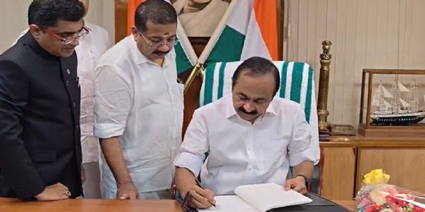 നോര്ത്ത് ബ്ലോക്കിലെ ഓഫീസിലെത്തി ചമതലയേറ്റ് മുഖ്യമന്ത്രി വിഡി സതീശന്