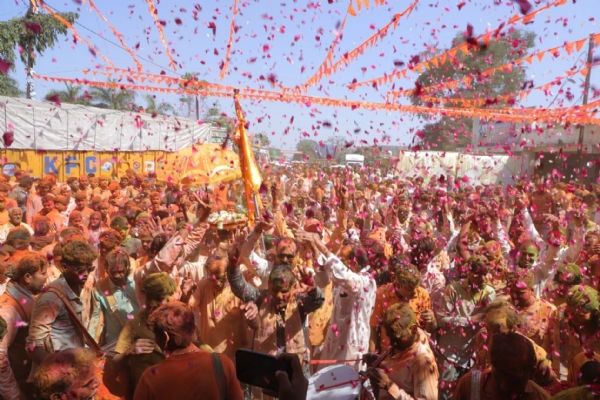 Holi played with 251 quintals of flowers at Narayana Dham