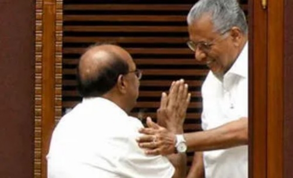 സഭയിൽ ഹൃദ്യമായ കൂടിക്കാഴ്ച; എംഎൽഎ ആയി സത്യപ്രതിജ്ഞ ചെയ്ത ശേഷം ജി. സുധാകരനെ തോളിൽ തട്ടി അഭിവാദ്യം ചെയ്ത് പിണറായി വിജയൻ
