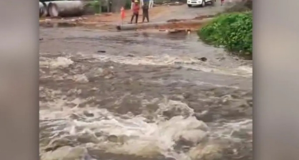മലയോരത്ത് കനത്ത നാശനഷ്ടം: കോഴിക്കോട് മലവെള്ളപ്പാച്ചിലിൽ താൽക്കാലിക പാലം ഒലിച്ചുപോയി; ഗതാഗതം പൂർണ്ണമായും തടസ്സപ്പെട്ടു