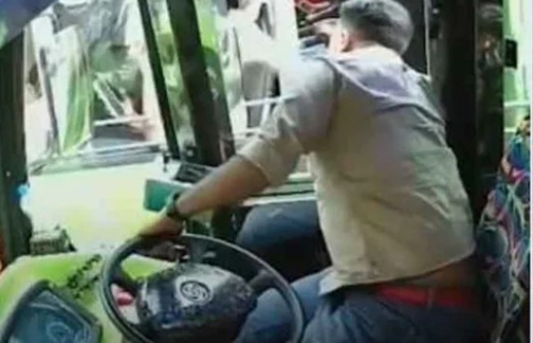 സമയക്രമത്തെച്ചൊല്ലിയുള്ള തർക്കത്തിനിടെ മറ്റൊരു ബസിലേക്ക് ഇടിച്ച് കയറ്റാൻ ശ്രമം; ലൈസൻസ് റദ്ദാക്കാൻ ആർടിഒയുടെ നിർദ്ദേശം
