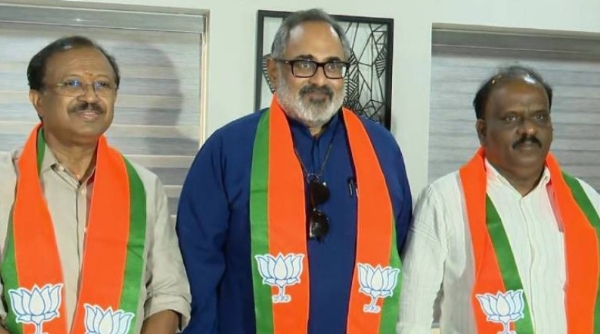 നിയമസഭാ കക്ഷി നേതാവിനെച്ചൊല്ലി ബിജെപിയിൽ കടുത്ത ഭിന്നത: തർക്കം രാജീവ് ചന്ദ്രശേഖറും വി. മുരളീധരനും തമ്മിൽ; ചരിത്ര വിജയത്തിന്റെ ശോഭ കെടുത്തുന്നതായി അസ്വാരസ്യങ്ങൾ നിയമസഭാ കക്ഷി നേതാവിനെച്ചൊല്ലി ബിജെപിയിൽ കടുത്ത ഭിന്നത: തർക്കം രാജീവ് ചന്ദ്രശേഖറും വി. മുരളീധരനും തമ്മിൽ; ചരിത്ര വിജയത്തിന്റെ ശോഭ കെടുത്തുന്നതായി അസ്വാരസ്യങ്ങൾ