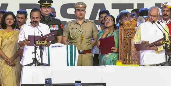 യുഡിഎഫ് സർക്കാരിന്റെ സത്യപ്രതിജ്ഞാ ചടങ്ങിൽ വൻ സുരക്ഷാ വീഴ്ച: വിഐപി വേദിയിലേക്ക് തള്ളിക്കയറി ഉദ്യോഗസ്ഥർ, അന്വേഷണവുമായി സ്പെഷ്യൽ ബ്രാഞ്ച് യുഡിഎഫ് സർക്കാരിന്റെ സത്യപ്രതിജ്ഞാ ചടങ്ങിൽ വൻ സുരക്ഷാ വീഴ്ച: വിഐപി വേദിയിലേക്ക് തള്ളിക്കയറി ഉദ്യോഗസ്ഥർ, അന്വേഷണവുമായി സ്പെഷ്യൽ ബ്രാഞ്ച്