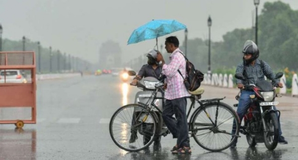 ഡൽഹിയിൽ കടുത്ത ചൂടിന് ആശ്വാസമായി ശക്തമായ കാറ്റും മഴയും; താപനില താഴോട്ട് ഡൽഹിയിൽ കടുത്ത ചൂടിന് ആശ്വാസമായി ശക്തമായ കാറ്റും മഴയും; താപനില താഴോട്ട്