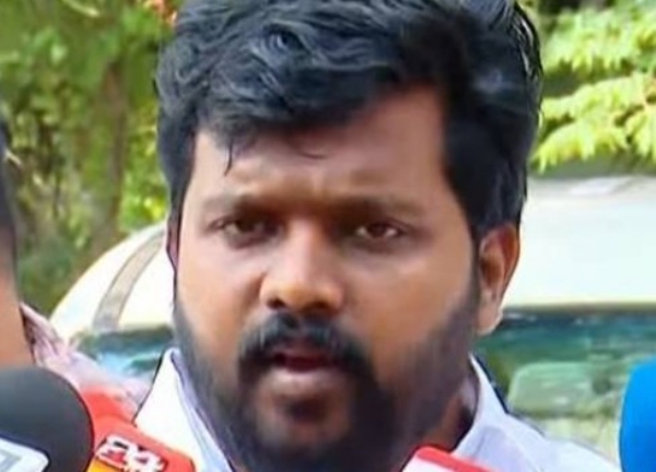 പിണറായി വിജയന്റെ ഗൺമാൻമാരുടെ മർദനം: അന്വേഷണ റിപ്പോർട്ട് തിരുത്താൻ എഡിജിപി ഇടപെട്ടെന്ന് എൽദോസ് കുന്നപ്പിള്ളിൽ എംഎൽഎയും അജയ് കുര്യാക്കോസും പിണറായി വിജയന്റെ ഗൺമാൻമാരുടെ മർദനം: അന്വേഷണ റിപ്പോർട്ട് തിരുത്താൻ എഡിജിപി ഇടപെട്ടെന്ന് എൽദോസ് കുന്നപ്പിള്ളിൽ എംഎൽഎയും അജയ് കുര്യാക്കോസും