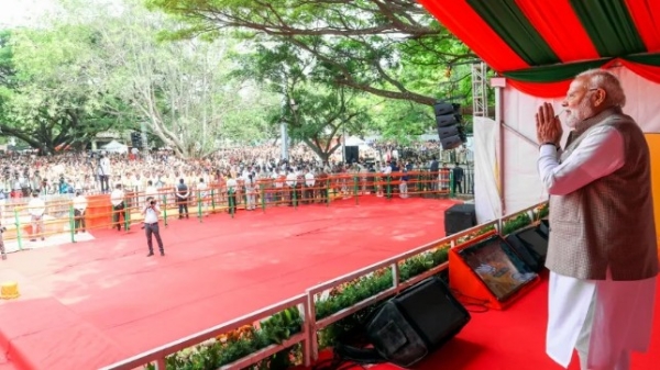 ബെംഗളൂരുവിൽ പ്രധാനമന്ത്രി നരേന്ദ്ര മോദിയുടെ യാത്രാരേഖയിൽ ജിെലറ്റിൻ കഷ്ണങ്ങൾ കണ്ടെത്തിയ സംഭവം: ആറ് കർണാടക പോലീസ് ഉദ്യോഗസ്ഥർക്ക് സസ്പെൻഷൻ ബെംഗളൂരുവിൽ പ്രധാനമന്ത്രി നരേന്ദ്ര മോദിയുടെ യാത്രാരേഖയിൽ ജിെലറ്റിൻ കഷ്ണങ്ങൾ കണ്ടെത്തിയ സംഭവം: ആറ് കർണാടക പോലീസ് ഉദ്യോഗസ്ഥർക്ക് സസ്പെൻഷൻ