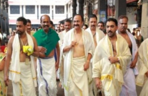 ക്ഷേത്രങ്ങളിൽ കോൺഗ്രസ് കൊടിയും മുദ്രാവാക്യവും: വി.ഡി. സതീശന്റെ ദർശനത്തിനെതിരെ ബിജെപി ഹൈക്കോടതിയിലേക്ക് ക്ഷേത്രങ്ങളിൽ കോൺഗ്രസ് കൊടിയും മുദ്രാവാക്യവും: വി.ഡി. സതീശന്റെ ദർശനത്തിനെതിരെ ബിജെപി ഹൈക്കോടതിയിലേക്ക്