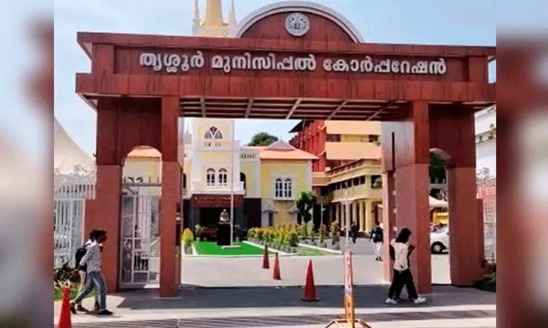 ഇടത് സംഘടനാ നേതാവിന് സ്ഥലംമാറ്റം; തൃശ്ശൂരിൽ സർക്കാർ ജീവനക്കാരിയുടെ ജോലി തെറിച്ചു, ഉത്തരവിനെതിരെ അഡ്മിനിസ്ട്രേറ്റീവ് ട്രിബ്യൂണലിൽ പരാതി