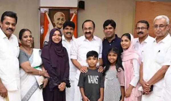 പ്രസവ ശസ്ത്രക്രിയയ്ക്കിടെ വയറ്റിൽ കത്രിക കുടുങ്ങിയ സംഭവം: ഒൻപത് വർഷത്തെ നിയമപോരാട്ടത്തിനൊടുവിൽ ഹർഷിനയ്ക്ക് ജോലി, കോഴിക്കോട് മെഡിക്കൽ കോളജിൽ ചുമതലയേറ്റു പ്രസവ ശസ്ത്രക്രിയയ്ക്കിടെ വയറ്റിൽ കത്രിക കുടുങ്ങിയ സംഭവം: ഒൻപത് വർഷത്തെ നിയമപോരാട്ടത്തിനൊടുവിൽ ഹർഷിനയ്ക്ക് ജോലി, കോഴിക്കോട് മെഡിക്കൽ കോളജിൽ ചുമതലയേറ്റു
