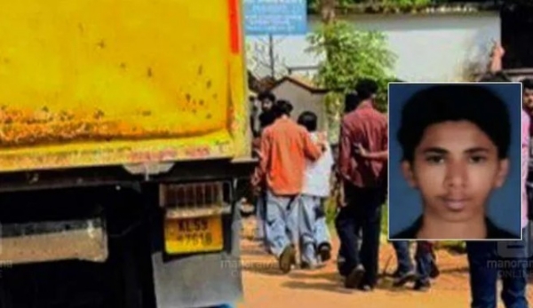 പൈസക്കരിയിൽ ദാരുണ വാഹനാപകടം: ടോറസ് ലോറിയുടെ അടിയിൽപെട്ട് കോളജ് വിദ്യാർഥിക്ക് ദാരുണാന്ത്യം പൈസക്കരിയിൽ ദാരുണ വാഹനാപകടം: ടോറസ് ലോറിയുടെ അടിയിൽപെട്ട് കോളജ് വിദ്യാർഥിക്ക് ദാരുണാന്ത്യം