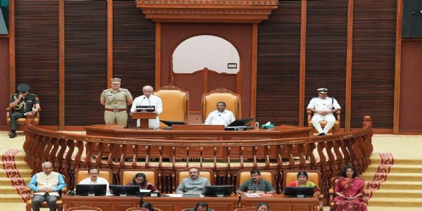 ഇന്ദിരാ ഗ്യാരന്റിയില് ഊന്നിയുള്ള നയപ്രഖ്യാപനം; കേന്ദ്രസര്ക്കാരിന് വിമര്ശനമില്ല