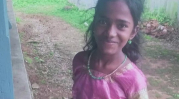 നെന്മാറയിൽ വീടിനുള്ളിൽ കളിക്കുന്നതിനിടെ പാമ്പുകടിയേറ്റ പതിമൂന്നുകാരി മരിച്ചു; കണ്ണീർക്കടലായി നാട്