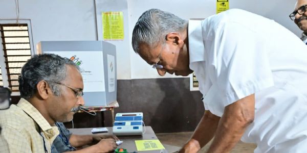 പിണറായി വിജയന് രാജിവെച്ചു; കേരളത്തിന് ഇനി പുതിയ മുഖ്യമന്ത്രി