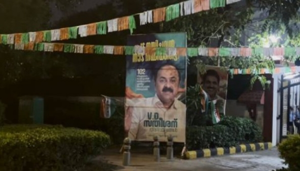 ഡൽഹിയിലും ഫ്ലക്സ് പോര്: വി.ഡി സതീശന് വേണ്ടി കേരള ഹൗസിന് മുന്നിൽ ഫ്ലക്സ്; കോൺഗ്രസിൽ നേതൃമാറ്റ ചർച്ചകൾ സജീവം
