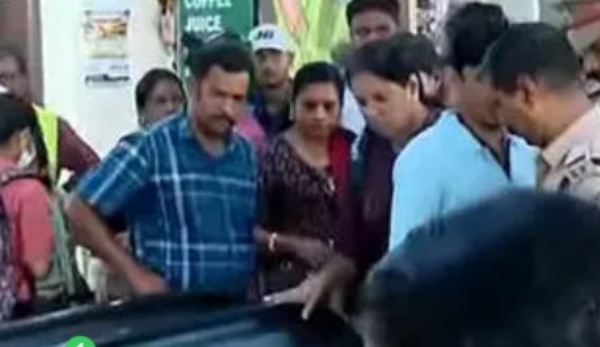 തിരുവനന്തപുരം സെൻട്രൽ സ്റ്റേഷനിൽ എസ്കലേറ്റർ അപകടം: യാത്രക്കാർ പുറകിലേക്ക് മറിഞ്ഞുവീണു, രണ്ടുപേർക്ക് പരിക്ക്