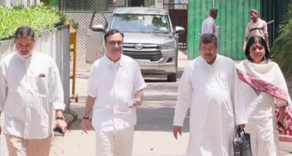 കേരള മുഖ്യമന്ത്രി പദവിയിൽ സമവായ നീക്കവുമായി ഹൈക്കമാൻഡ്; പ്രമുഖ നേതാക്കൾ ഡൽഹിയിലേക്ക്