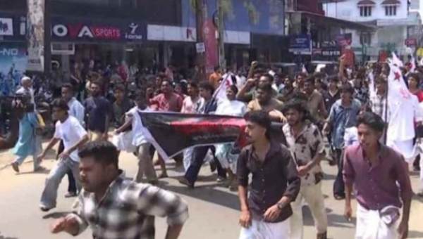 വിദ്യാർത്ഥിയുടെ മരണം: പെരിന്തൽമണ്ണ പ്രസന്റേഷൻ സ്കൂളിലേക്ക് പ്രതിഷേധമിരമ്പി; എസ്എഫ്ഐ-ബാരിക്കേഡ് ഭേദിച്ച് അകത്തുകയറി