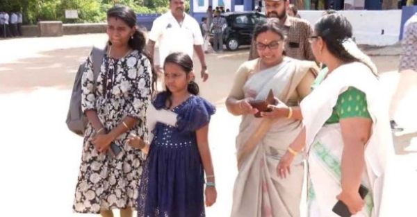 വിധി തോറ്റ വിസ്മയം: ചികിത്സാ പിഴവിൽ കൈ നഷ്ടമായ വിനോദിനി കൃത്രിമ കൈയുടെ കരുത്തിൽ പുതിയ സ്കൂളിലേക്ക്
