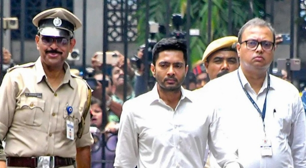 തൃണമൂലിൽ ആഭ്യന്തര കലഹം രൂക്ഷം; അഭിഷേക് ബാനർജി എട്ടാം ക്ലാസിൽ എല്ലാ വിഷയങ്ങൾക്കും തോറ്റവനെന്ന് വിമർശനം തൃണമൂലിൽ ആഭ്യന്തര കലഹം രൂക്ഷം; അഭിഷേക് ബാനർജി എട്ടാം ക്ലാസിൽ എല്ലാ വിഷയങ്ങൾക്കും തോറ്റവനെന്ന് വിമർശനം