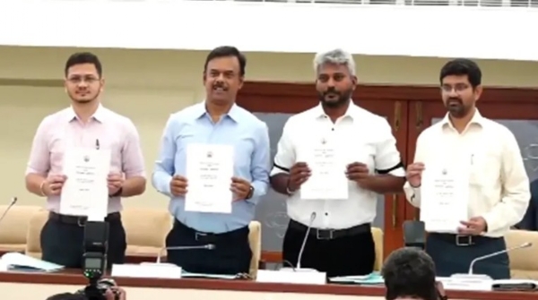 ഡിഎംകെ ഭരണത്തിൽ തമിഴ്നാട് കടുത്ത കടക്കെണിയിൽ; 13.18 ലക്ഷം കോടിയുടെ ബാധ്യത വെളിപ്പെടുത്തി വിജയ് സർക്കാരിന്റെ ശ്വേതപത്രം ഡിഎംകെ ഭരണത്തിൽ തമിഴ്നാട് കടുത്ത കടക്കെണിയിൽ; 13.18 ലക്ഷം കോടിയുടെ ബാധ്യത വെളിപ്പെടുത്തി വിജയ് സർക്കാരിന്റെ ശ്വേതപത്രം