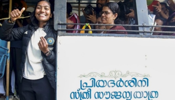 ആദ്യ ദിനം തന്നെ റെക്കോർഡ്; കെ.എസ്.ആർ.ടി.സിയുടെ പ്രിയദർശിനി പദ്ധതി വഴി യാത്ര ചെയ്തത് 7.83 ലക്ഷം സ്ത്രീകൾ ആദ്യ ദിനം തന്നെ റെക്കോർഡ്; കെ.എസ്.ആർ.ടി.സിയുടെ പ്രിയദർശിനി പദ്ധതി വഴി യാത്ര ചെയ്തത് 7.83 ലക്ഷം സ്ത്രീകൾ