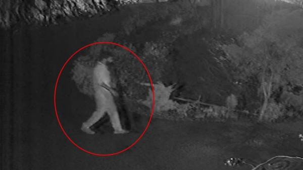 Resort employee stealing tourists gold Resort employee stealing tourists gold