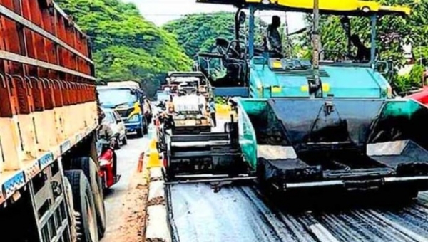 വളപട്ടണം ദേശീയപാതയിൽ ടാറിങ് പുനരാരംഭിച്ചു; പകൽസമയത്തെ പ്രവൃത്തി കാരണം മണിക്കൂറുകളോളം രൂക്ഷമായ ഗതാഗതക്കുരുക്ക് വളപട്ടണം ദേശീയപാതയിൽ ടാറിങ് പുനരാരംഭിച്ചു; പകൽസമയത്തെ പ്രവൃത്തി കാരണം മണിക്കൂറുകളോളം രൂക്ഷമായ ഗതാഗതക്കുരുക്ക്