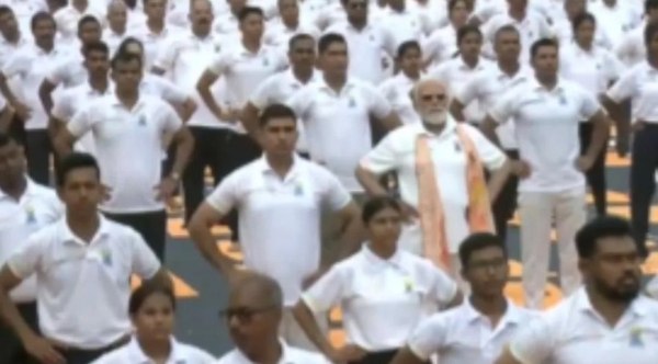 ആഗോള യോഗ ദിനം 2026: കൊൽക്കത്തയിലെ റെഡ് റോഡിൽ യോഗാഭ്യാസത്തിന് നേതൃത്വം നൽകി പ്രധാനമന്ത്രി നരേന്ദ്ര മോദി