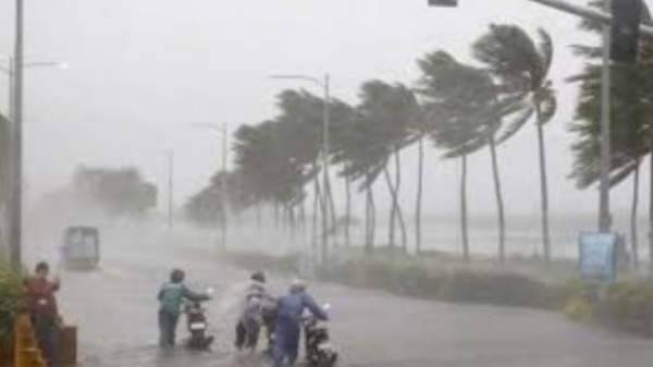 സംസ്ഥാനത്ത് കാലവർഷം കനക്കുന്നു; ഇന്ന് എട്ട് ജില്ലകളിൽ യെല്ലോ അലർട്ട്, ശക്തമായ കാറ്റിനും ഇടിമിന്നലിനും സാധ്യത സംസ്ഥാനത്ത് കാലവർഷം കനക്കുന്നു; ഇന്ന് എട്ട് ജില്ലകളിൽ യെല്ലോ അലർട്ട്, ശക്തമായ കാറ്റിനും ഇടിമിന്നലിനും സാധ്യത