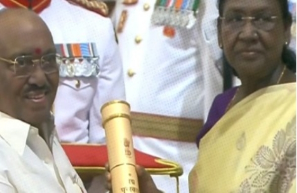 എസ്എൻഡിപി യോഗം ജനറൽ സെക്രട്ടറി വെള്ളാപ്പള്ളി നടേശൻ പത്മഭൂഷൺ പുരസ്കാരം ഏറ്റുവാങ്ങി