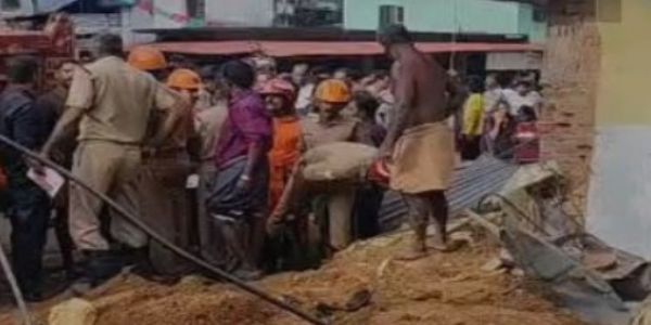 കൊട്ടാരക്കര നീലേശ്വരത്ത് വൻ ദുരന്തം: ബസ് സ്റ്റോപ്പിലേക്ക് ടിപ്പർ ലോറി പാഞ്ഞുകയറി മൂന്ന് മരണം; വിദ്യാർത്ഥികൾ ഉൾപ്പെടെ നിരവധി പേർക്ക് പരിക്ക്