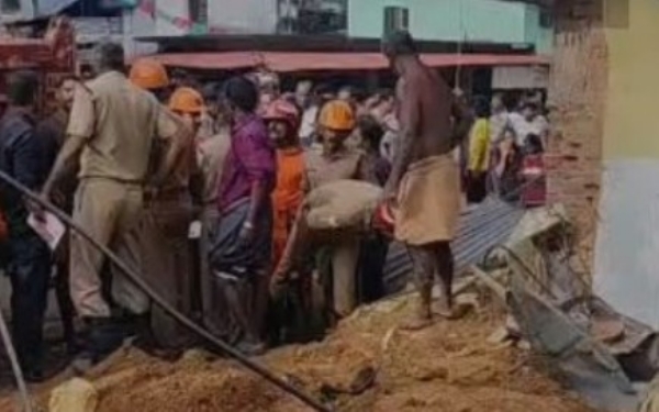 കൊട്ടാരക്കര നീലേശ്വരത്ത് വൻ ദുരന്തം: ബസ് സ്റ്റോപ്പിലേക്ക് ടിപ്പർ ലോറി പാഞ്ഞുകയറി മൂന്ന് മരണം; വിദ്യാർത്ഥികൾ ഉൾപ്പെടെ നിരവധി പേർക്ക് പരിക്ക്