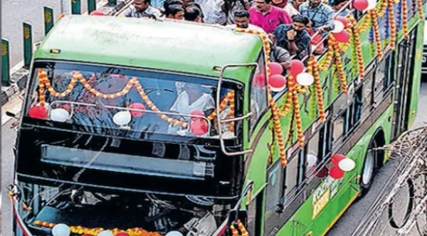 രണ്ടരക്കോടിയുടെ ഇലക്ട്രിക് ഡബിൾ ഡെക്കർ ബസിൽ ചോർച്ച; കോഴിക്കോട്ട് പെരുമഴയത്ത് യാത്രക്കാർ കുടപിടിക്കേണ്ട ഗതികേട്, ചാർജിങ്ങും പ്രതിസന്ധിയിൽ