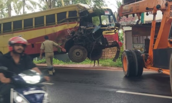 കണ്ണൂർ ∙ മുഴപ്പിലങ്ങാട് കെഎസ്ആർടിസി ബസും സ്വകാര്യ ബസും ലോറിയും കൂട്ടിയിടിച്ച് വൻ അപകടം; ഏഴുപേർക്ക് പരുക്ക്, മൊയ്തു പാലത്തിന് സമീപം പുലർച്ചെയായിരുന്നു സംഭവം